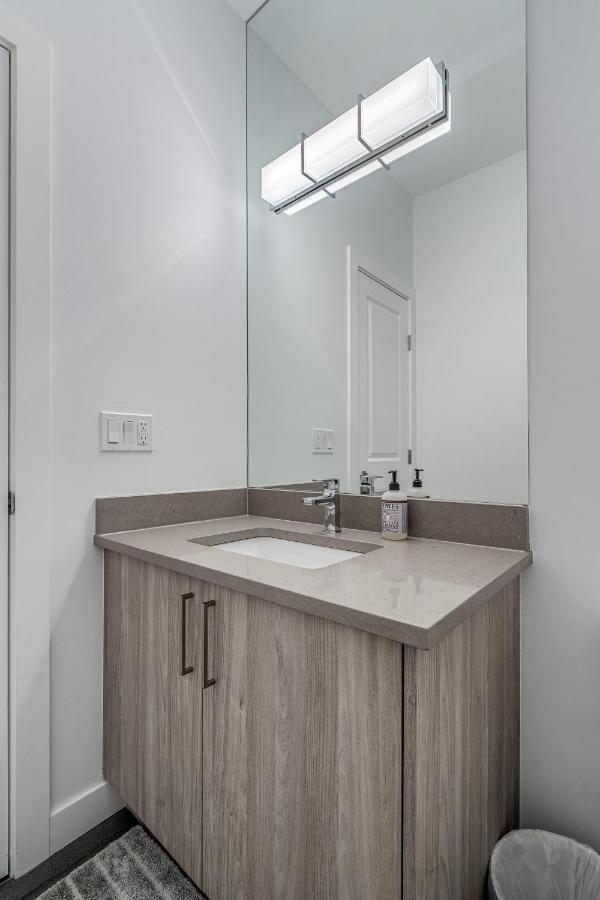Contemporary Luxury 4 Bedroom House Near Downtown Calgary Bagian luar foto