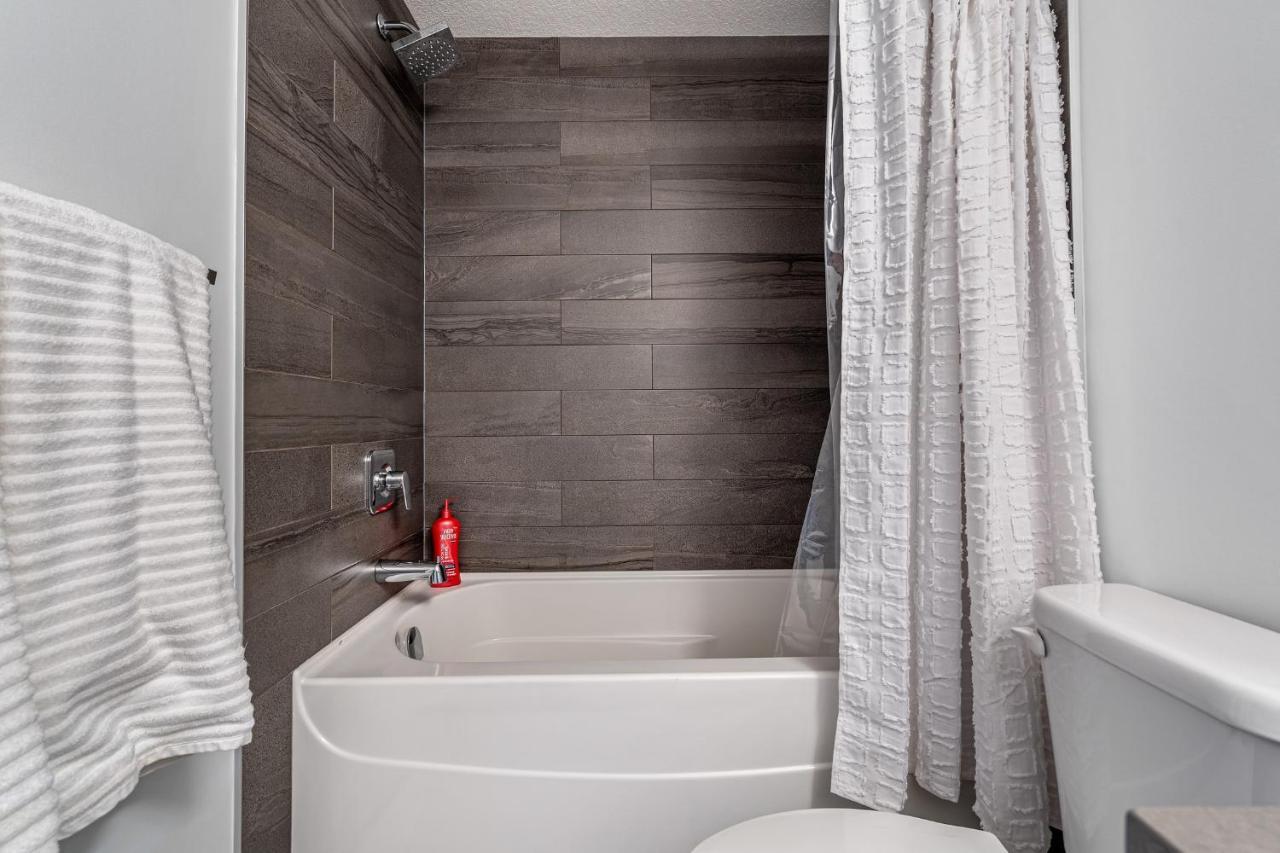 Contemporary Luxury 4 Bedroom House Near Downtown Calgary Bagian luar foto